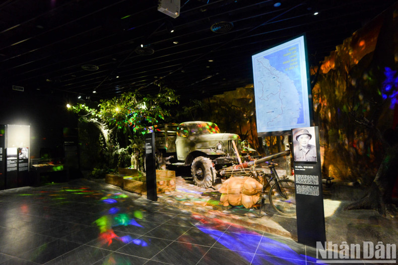 The museum applies various innovative exhibition methods, incorporating 3D mapping technology, information lookup screens, media archives, automatic audio guide narration, and QR codes providing information about artefacts and images, along with over 60 video clips introducing campaigns, battles, and historical figures, offering visitors a completely new experience.