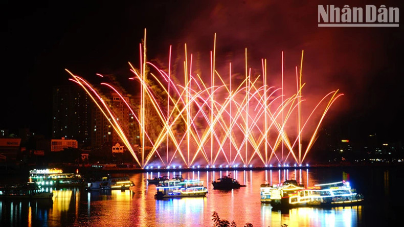 With the gentle and melodious music, the audience seemed to admire a watercolour painting of beautiful Vietnam.