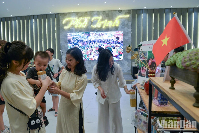 Giang expressed her hope that with the Lotus Festival being held for the first time, many young people will come to learn about the beauty of the profession and love more about West Lake lotus-infused tea, a heritage of the capital.