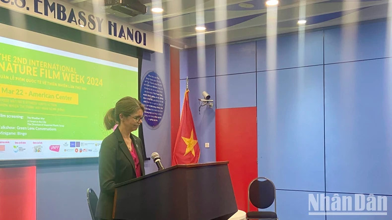 Holly Lindquist Thomas, Director of the Office of Multilateral Affairs at the East Asia and Pacific under the US Department of State, speaks at the talk show. (Photo: NGOC KHANH) Holly Lindquist Thomas, Director of the Office of Multilateral Affairs at the East Asia and Pacific under the US Department of State, speaks at the talk show. (Photo: NGOC KHANH)