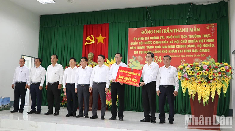 NA Standing Vice Chairman presents a symbolic sign of 500 Tet gifts to Hau Giang Province.