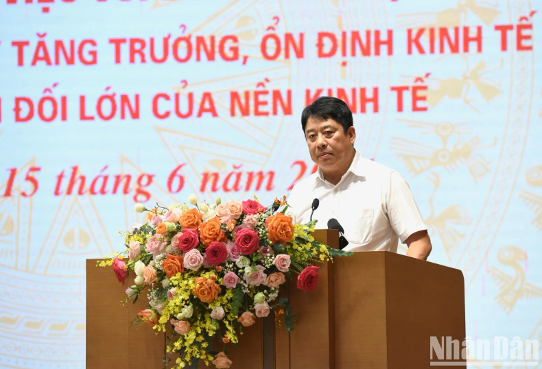 General Director of Vietnam Electricity (EVN) Nguyen Anh Tuan makes a remark at the meeting. General Director of Vietnam Electricity (EVN) Nguyen Anh Tuan makes a remark at the meeting.