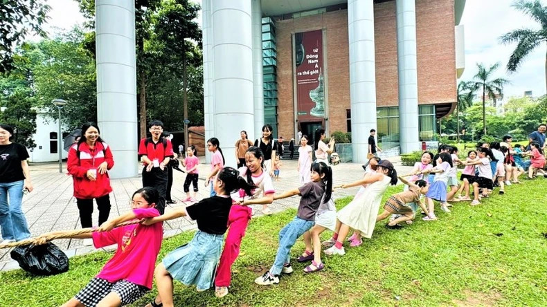 Children are enthusiastic about the traditional tug-of-war game. (Photo courtesy of the Vietnam Museum of Ethnology)