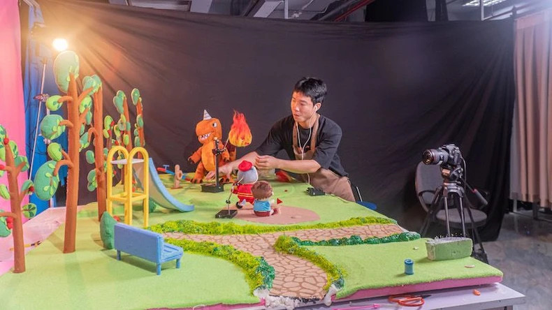 Most of Sconnect's staff are dynamic and passionate young Vietnamese people, capable of handling everything from graphic design to handcrafted props. Most of Sconnect's staff are dynamic and passionate young Vietnamese people, capable of handling everything from graphic design to handcrafted props.