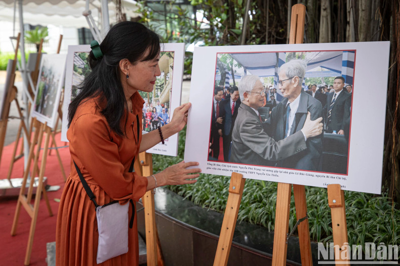 Khuong Thuy, who works at the Voice of Vietnam, is particularly impressed by a photo on General Secretary Nguyen Phu Trong and educator Le Duc Giang, which was captured by a reporter from Nhan Dan Newspaper. Khuong Thuy, who works at the Voice of Vietnam, is particularly impressed by a photo on General Secretary Nguyen Phu Trong and educator Le Duc Giang, which was captured by a reporter from Nhan Dan Newspaper.