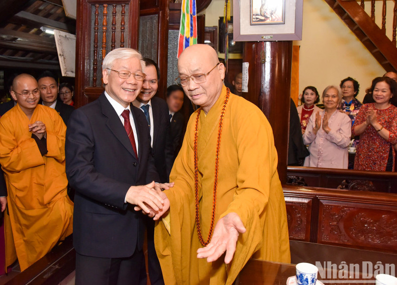 General Secretary and President Nguyen Phu Trong visits and extends greetings to several units in Hanoi and offers incense at Tran Quoc Pagoda and Quan Thanh Temple, on Lunar New Year's Eve of in 2019 (February 4).