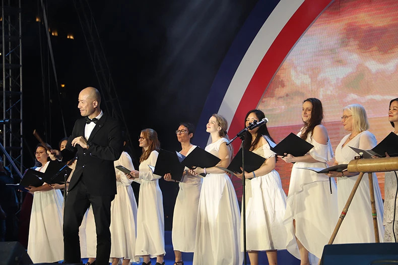 The artists give many unique performances on the opening night. (Photo: Minh Phuong)