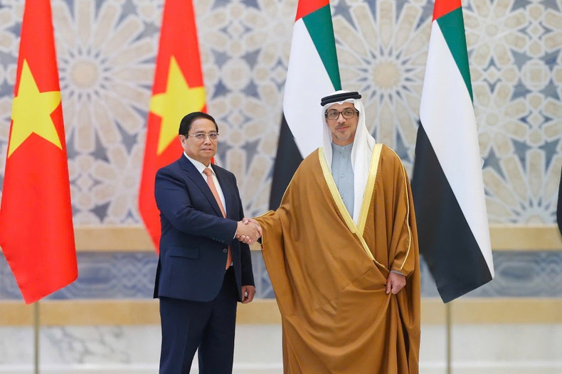 Prime Minister Pham Minh Chinh (L) and Vice President of the United Arab Emirates (UAE) Sheikh Mansour bin Zayed Al Nahyan at the official welcome ceremony. (Photo: VNA)