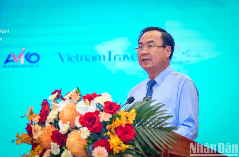 Chairman of Quang Tri Provincial People's Committee Vo Van Hung speaks at the event.