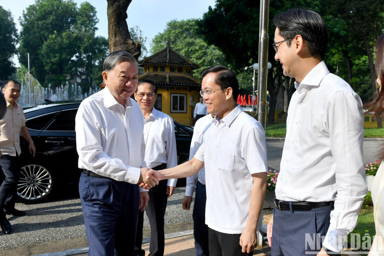 Party General Secretary and President To Lam works with members of the Party Civil Affairs Committee of the Ministry of Foreign Affairs.