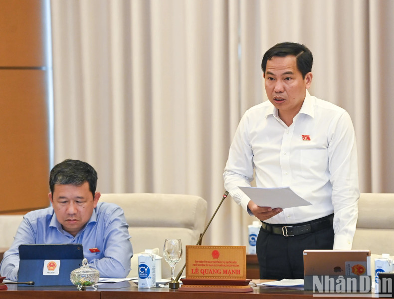 Chairman of the NA's Finance-Budget Committee Le Quang Manh delivers a verification report on the state budget report.