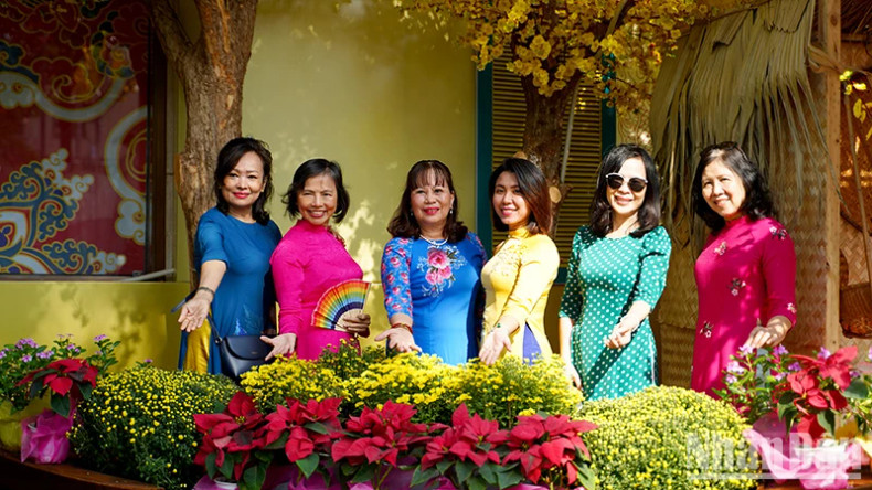 Elaborately decorated for traditional Tet, this place is popular among both young and middle-aged people. Elaborately decorated for traditional Tet, this place is popular among both young and middle-aged people.