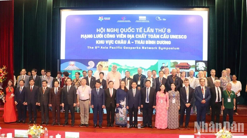 Deputy PM and Minister of Foreign Affairs Bui Thanh Son and other delegates attend the symposium. Deputy PM and Minister of Foreign Affairs Bui Thanh Son and other delegates attend the symposium.