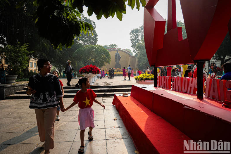 The area around the King Ly Thai To Monument attracts a large number of people who come to take photos and enjoy the atmosphere of the Liberation Day. The area around the King Ly Thai To Monument attracts a large number of people who come to take photos and enjoy the atmosphere of the Liberation Day.