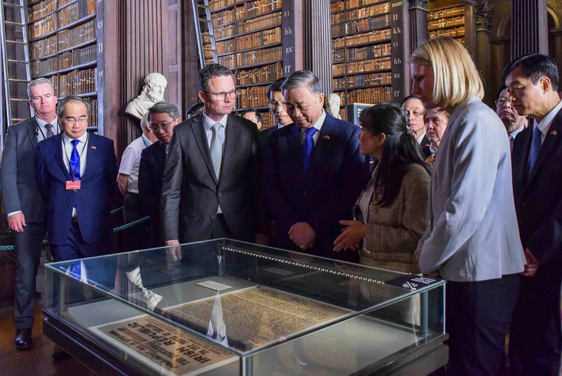 General Secretary of the Communist Party of Vietnam Central Committee and State President To Lam visits the Old Library. (Photo: VNA) General Secretary of the Communist Party of Vietnam Central Committee and State President To Lam visits the Old Library. (Photo: VNA)