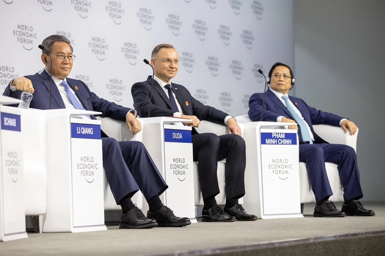 PM Pham Minh Chinh, Chinese PM Li Qiang, and President of Poland Andrzej Duda at the meeting’s plenary session.