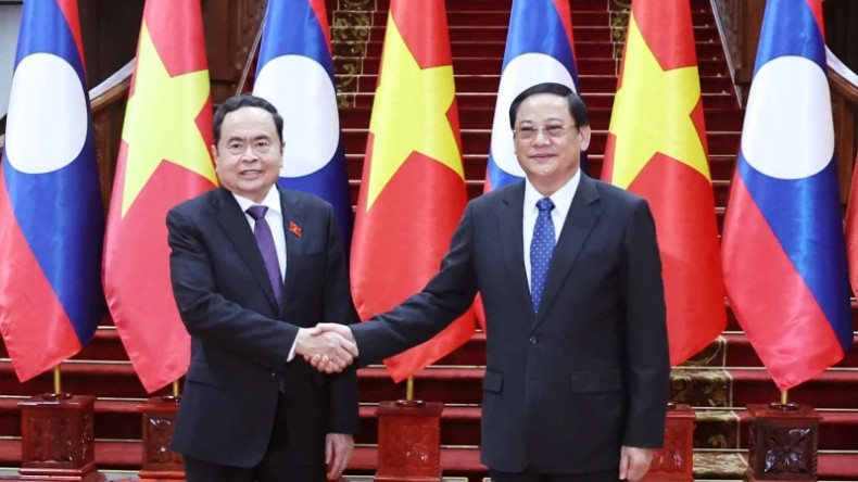 Vietnamese NA Chairman Tran Thanh Man (L) and Lao Prime Minister Sonexay Siphandone at their meeting in Vientiane on October 17 (Photo: VNA)