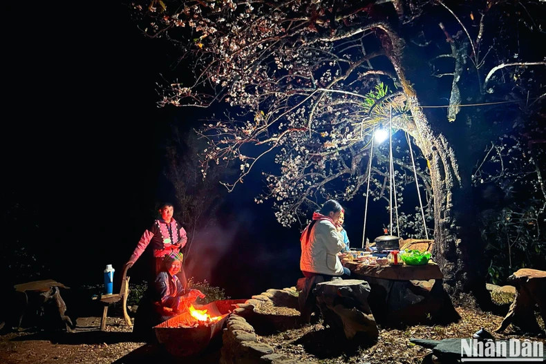 Having dinner under a ‘son tra’ tree next to the flickering firelight, and listening to the sounds of singing and the flute of the H'Mong people, visitors will experience unforgettable impressions and emotions.