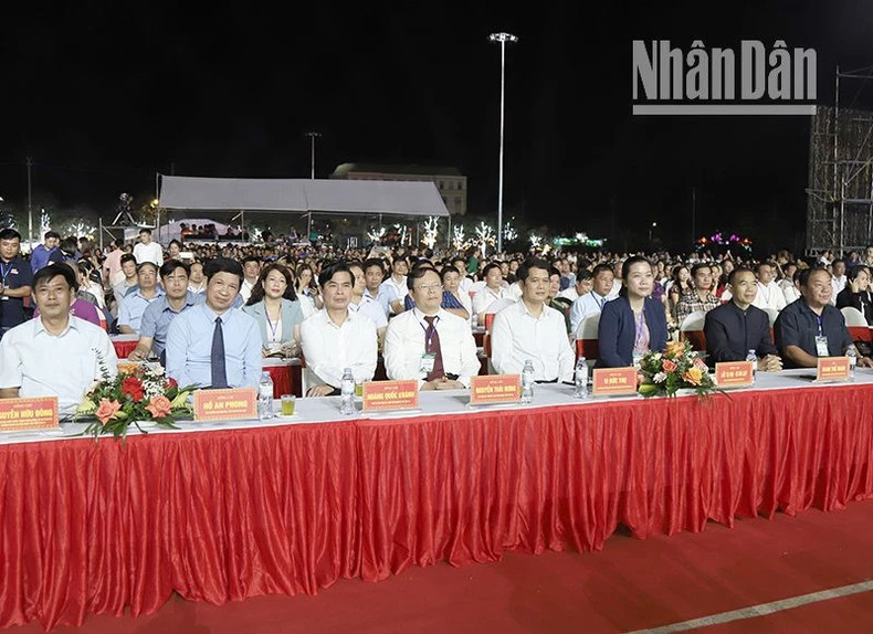 The delegates attend the ceremony. The delegates attend the ceremony.