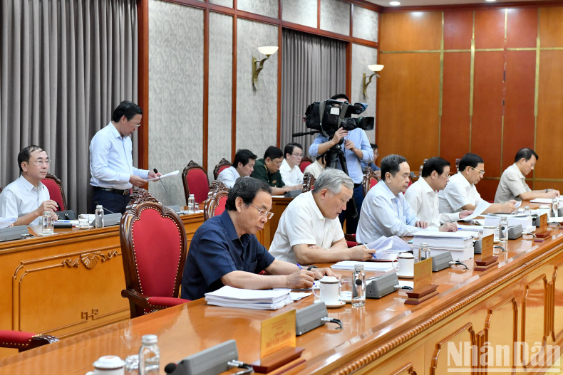 Party and State leaders and other delegates attend the meeting. Party and State leaders and other delegates attend the meeting.