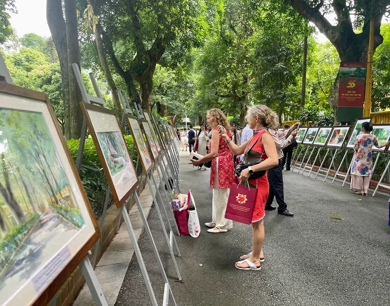 Visitors and locals to the exhibition. (Photo: Trang Anh) Visitors and locals to the exhibition. (Photo: Trang Anh)