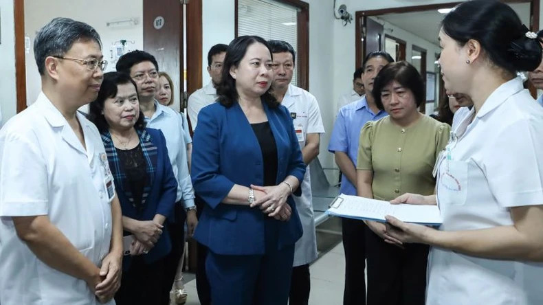 The Vice President receives a report on the condition of the child patients at the Pediatric Hematology Department.