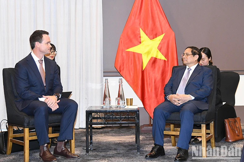 PM Pham Minh Chinh (R) receives CEO Paul Serra of the SunRice Group. (Photo: NDO)