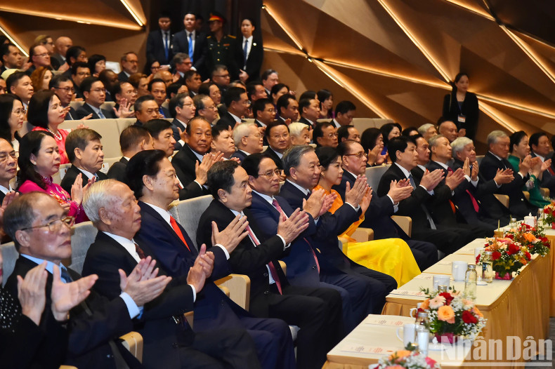 The current and former Party and State leaders and the guests attend the event. (Photo: NDO)