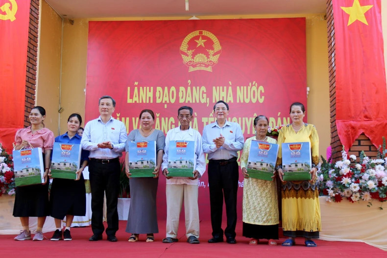 NA Vice Chairman Nguyen Duc Hai presents Tet gifts to policy beneficiaries.
