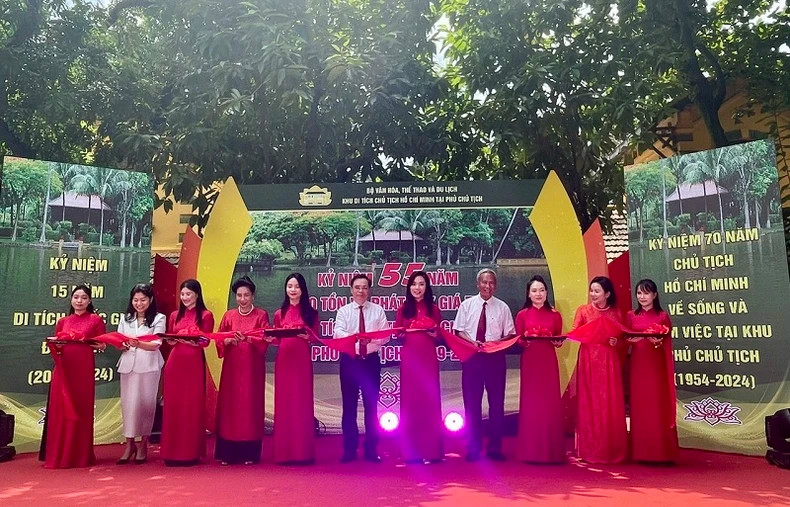 The ribbon cutting ceremony for the exhibition. (Photo: TRANG ANH) The ribbon cutting ceremony for the exhibition. (Photo: TRANG ANH)