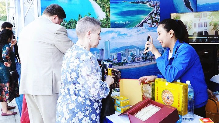 Khanh Hoa bird’s nest products are showcased at a trade promotion fair. (Photo: NGUYET ANH) Khanh Hoa bird’s nest products are showcased at a trade promotion fair. (Photo: NGUYET ANH)