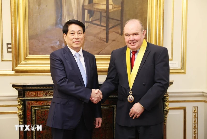 Lima Mayor Rafael Lopez welcomes President Luong Cuong.