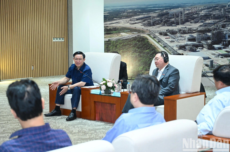 The top legislator speaks at the working session.