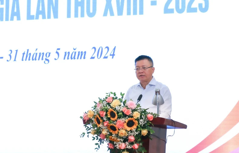 Editor-in-chief of Nhan Dan Newspaper Le Quoc Minh speaks at the event.