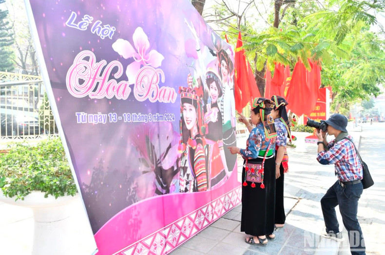 People are eager to attend Bauhinia Flower Festival.