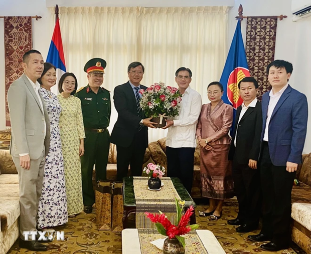 Ambassador Le Quang Long and a delegation from the Vietnamese embassy visit the Lao Embassy in Havana on April 9 on the occasion of Laos’ traditional New Year. (Photo: VNA)