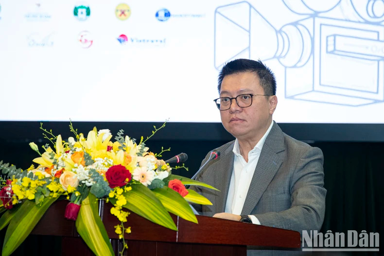 Nhan Dan Newspaper’s Editor-in-chief Le Quoc Minh speaks at the event.