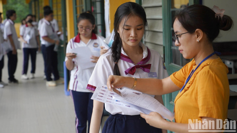 The candidates complete exam procedures at the Trung Vuong High School exam site in District 1, Ho Chi Minh City. The candidates complete exam procedures at the Trung Vuong High School exam site in District 1, Ho Chi Minh City.