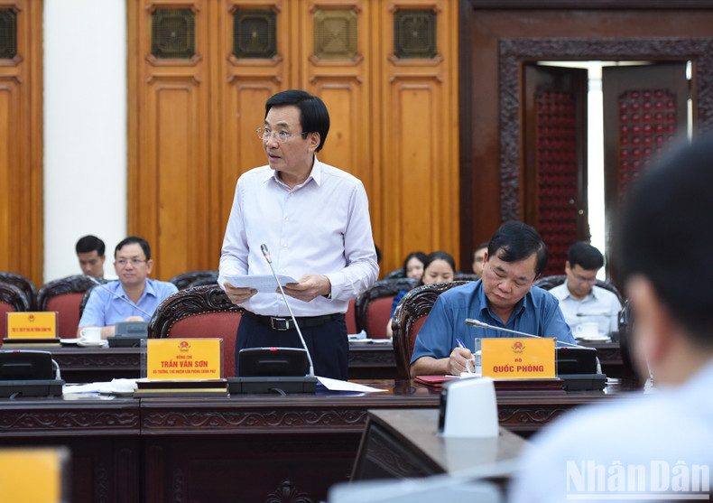 Minister-Chairman of the Government Office Tran Van Son speaks at the meeting.