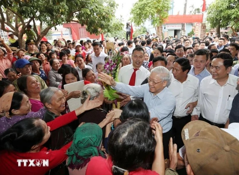 Party General Secretary Nguyen Phu Trong shares joy with local people in Thuong Dien Village, Vinh Quang Commune, Vinh Bao District, during the Great National Unity Day in Hai Phong City on November 15, 2017.