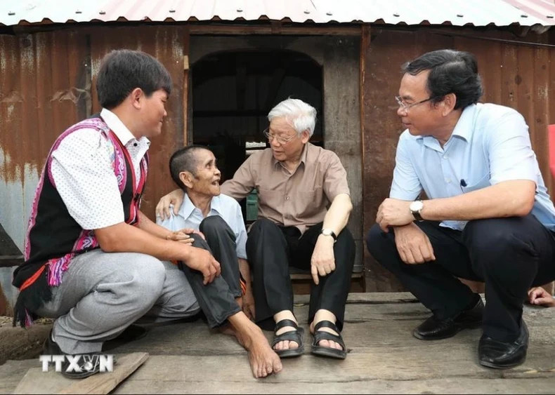 Party General Secretary Nguyen Phu Trong visits and presents gifts to wounded soldier Dinh Phi and his wife Dinh Brat, a policy beneficiary family living in special difficult circumstances in Tung Ke 2 Village, Ayun Commune, Chu Se District, the Central Highlands Province of Gia Lai, on the afternoon of April 12, 2017.