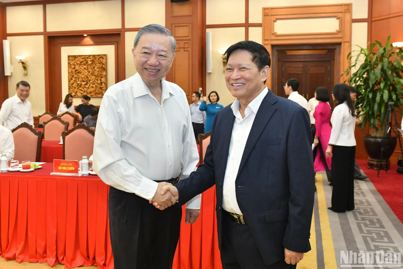 Party General Secretary and President To Lam meets with the delegates attending the event. Party General Secretary and President To Lam meets with the delegates attending the event.