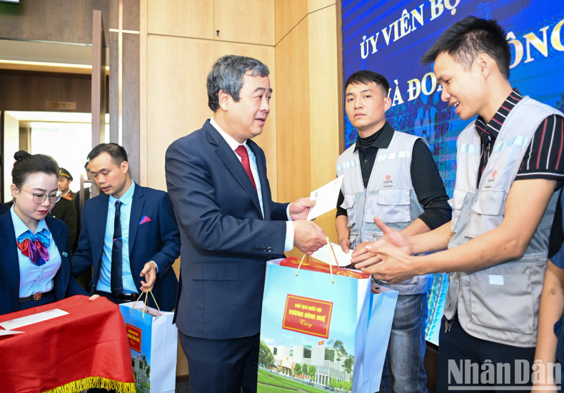 Secretary of the Thai Binh Provincial Party Committee, Ngo Dong Hai, presents gifts to workers who are living in difficult circumstances.