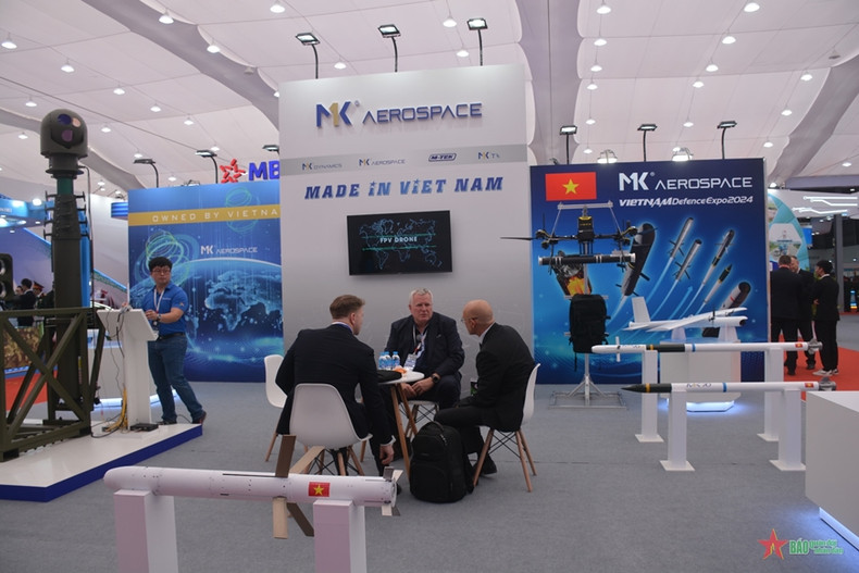 Foreign partners are interested in the products displayed by MK Aerospace at the expo.