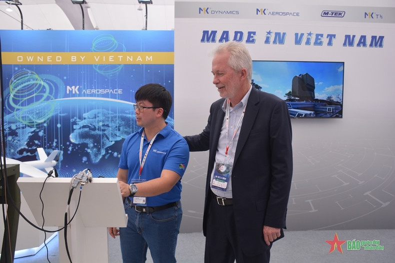 A Vietnamese engineer and foreign expert from MK Aerospace at the company's booth at the expo.