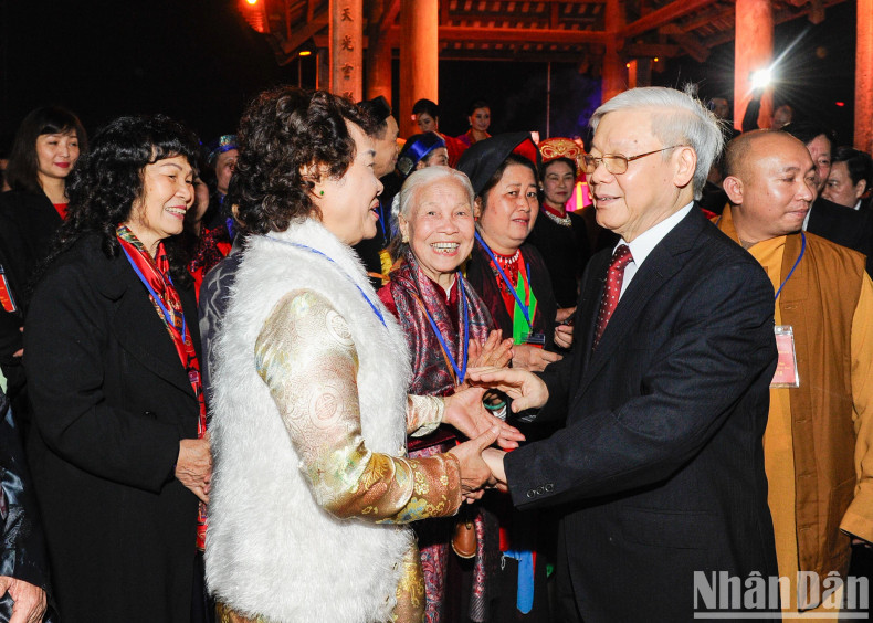 On the occasion of Lunar New Year in 2018, Party General Secretary Nguyen Phu Trong visits and extends New Year greetings to the Party Committee, government, and people of Hanoi on the evening of February 15 (Lunar New Year’s Eve).