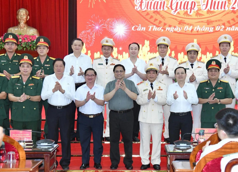 Prime Minister Pham Minh Chinh and leaders of Can Tho city’s police and military forces pose for a photo. (Photo: NDO)
