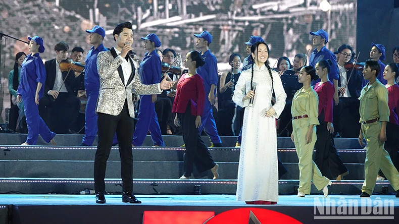 Singers Dao Mac and Hong Nhung perform in the artistic programme "Hanoi's Shining Mark." Singers Dao Mac and Hong Nhung perform in the artistic programme "Hanoi's Shining Mark."