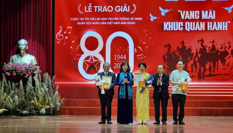 The winners of the second prizes are honoured.