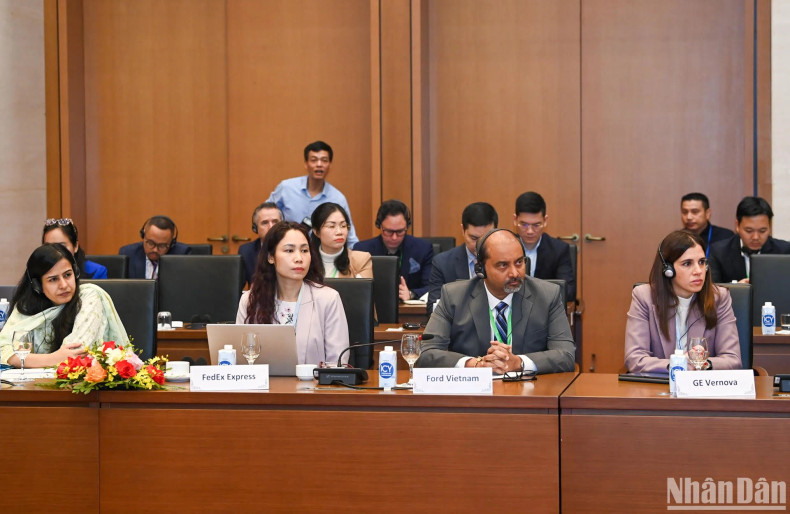 The delegation of the USABC’s businesses at the reception.